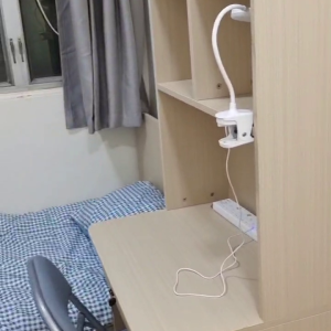 中西区皇后大道西带窗单间3B-A，港大步行500米，地铁站步行270米，巴士站1分即达，周边生活配套齐全吃饭出行都方便