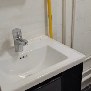 中西区皇后大道西带窗单间3B-A，港大步行500米，地铁站步行270米，巴士站1分即达，周边生活配套齐全吃饭出行都方便