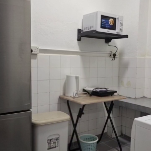 中西区皇后大道西带窗单间3B-A，港大步行500米，地铁站步行270米，巴士站1分即达，周边生活配套齐全吃饭出行都方便