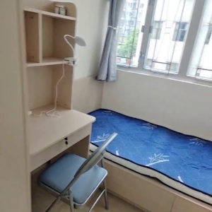 中西区皇后大道西带窗单间3C-A，港大步行500米，地铁站步行270米，巴士站1分即达，周边生活配套齐全吃饭出行都方便