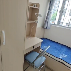 中西区皇后大道西带窗单间3C-A，港大步行500米，地铁站步行270米，巴士站1分即达，周边生活配套齐全吃饭出行都方便