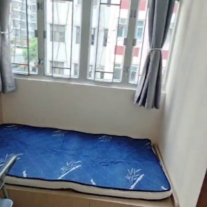 中西区皇后大道西带窗单间3C-A，港大步行500米，地铁站步行270米，巴士站1分即达，周边生活配套齐全吃饭出行都方便