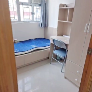 中西区皇后大道西带窗单间3C-B，港大步行500米，地铁站步行270米，巴士站1分即达，周边生活配套齐全吃饭出行都方便