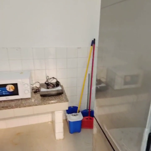 中西区皇后大道西带窗单间3C-B，港大步行500米，地铁站步行270米，巴士站1分即达，周边生活配套齐全吃饭出行都方便