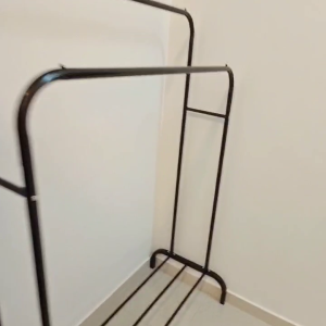 中西区皇后大道西带窗单间3C-B，港大步行500米，地铁站步行270米，巴士站1分即达，周边生活配套齐全吃饭出行都方便