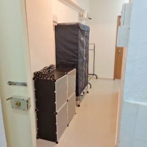 中西区皇后大道西带窗单间3C-B，港大步行500米，地铁站步行270米，巴士站1分即达，周边生活配套齐全吃饭出行都方便