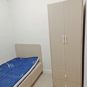 中西区皇后大道西带窗单间3C-C，港大步行500米，地铁站步行270米，巴士站1分即达，周边生活配套齐全吃饭出行都方便