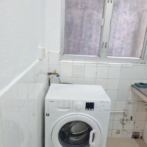 中西区皇后大道西带窗单间3C-C，港大步行500米，地铁站步行270米，巴士站1分即达，周边生活配套齐全吃饭出行都方便