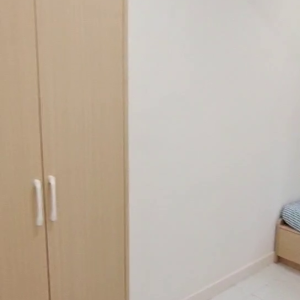 中西区皇后大道西带窗单间4A-A，港大步行500米，地铁站步行270米，巴士站1分即达，周边生活配套齐全吃饭出行都方便