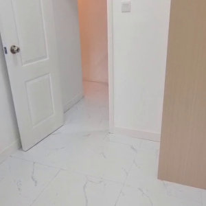 中西区皇后大道西带窗单间4A-A，港大步行500米，地铁站步行270米，巴士站1分即达，周边生活配套齐全吃饭出行都方便