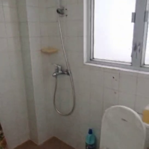 中西区皇后大道西带窗单间4A-A，港大步行500米，地铁站步行270米，巴士站1分即达，周边生活配套齐全吃饭出行都方便