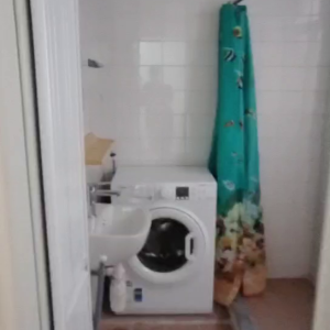 中西区皇后大道西带窗单间4A-A，港大步行500米，地铁站步行270米，巴士站1分即达，周边生活配套齐全吃饭出行都方便