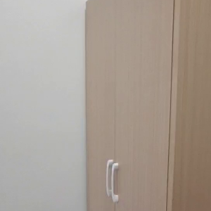 中西区皇后大道西带窗单间4A-B，港大步行500米，地铁站步行270米，巴士站1分即达，周边生活配套齐全吃饭出行都方便