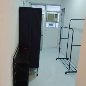 中西区皇后大道西带窗单间4A-B，港大步行500米，地铁站步行270米，巴士站1分即达，周边生活配套齐全吃饭出行都方便