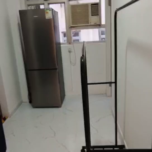 中西区皇后大道西带窗单间4A-B，港大步行500米，地铁站步行270米，巴士站1分即达，周边生活配套齐全吃饭出行都方便