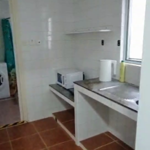 中西区皇后大道西带窗单间4A-B，港大步行500米，地铁站步行270米，巴士站1分即达，周边生活配套齐全吃饭出行都方便