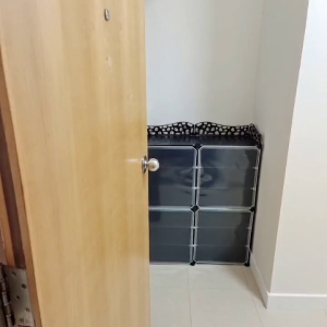 中西区皇后大道西带窗单间4B-B，港大步行500米，地铁站步行270米，巴士站1分即达，周边生活配套齐全吃饭出行都方便