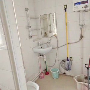 中西区皇后大道西带窗单间4B-B，港大步行500米，地铁站步行270米，巴士站1分即达，周边生活配套齐全吃饭出行都方便