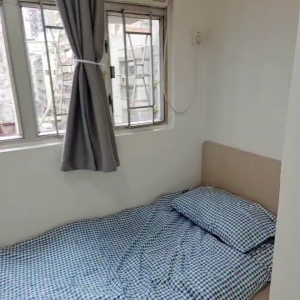 中西区皇后大道西带窗单间4B-C，港大步行500米，地铁站步行270米，巴士站1分即达，周边生活配套齐全吃饭出行都方便