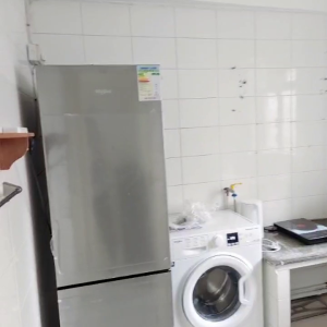 中西区皇后大道西带窗单间4B-C，港大步行500米，地铁站步行270米，巴士站1分即达，周边生活配套齐全吃饭出行都方便