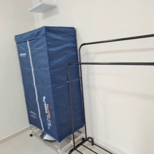 中西区皇后大道西带窗单间4B-C，港大步行500米，地铁站步行270米，巴士站1分即达，周边生活配套齐全吃饭出行都方便