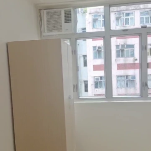 中西区皇后大道西带窗单间4C-A，港大步行500米，地铁站步行270米，巴士站1分即达，周边生活配套齐全吃饭出行都方便