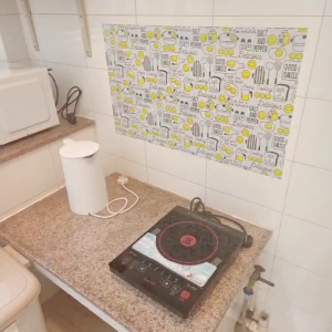 中西区皇后大道西带窗单间4C-A，港大步行500米，地铁站步行270米，巴士站1分即达，周边生活配套齐全吃饭出行都方便