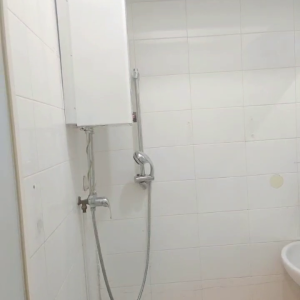 中西区皇后大道西带窗单间4C-A，港大步行500米，地铁站步行270米，巴士站1分即达，周边生活配套齐全吃饭出行都方便