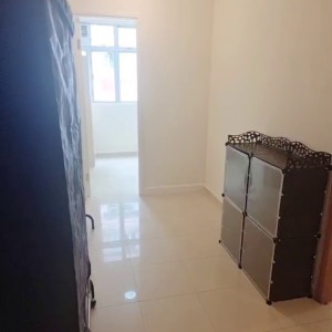 中西区皇后大道西带窗单间4C-A，港大步行500米，地铁站步行270米，巴士站1分即达，周边生活配套齐全吃饭出行都方便