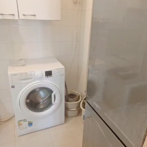 中西区皇后大道西带窗单间4C-B，港大步行500米，地铁站步行270米，巴士站1分即达，周边生活配套齐全吃饭出行都方便