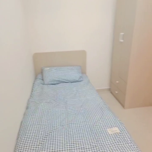 中西区皇后大道西带窗单间4C-B，港大步行500米，地铁站步行270米，巴士站1分即达，周边生活配套齐全吃饭出行都方便