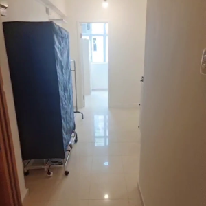 中西区皇后大道西带窗单间4C-B，港大步行500米，地铁站步行270米，巴士站1分即达，周边生活配套齐全吃饭出行都方便