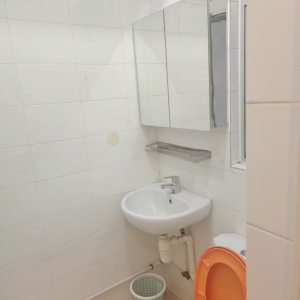 中西区皇后大道西带窗单间4C-B，港大步行500米，地铁站步行270米，巴士站1分即达，周边生活配套齐全吃饭出行都方便