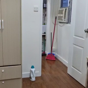 中西区皇后大道西带窗单间5A-A，仅限女生，港大步行500米，地铁站步行270米，巴士站1分即达，周边生活配套齐全吃饭出行都方便