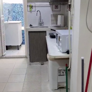 中西区皇后大道西带窗单间5A-A，仅限女生，港大步行500米，地铁站步行270米，巴士站1分即达，周边生活配套齐全吃饭出行都方便