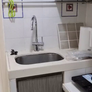 中西区皇后大道西带窗单间5A-A，仅限女生，港大步行500米，地铁站步行270米，巴士站1分即达，周边生活配套齐全吃饭出行都方便