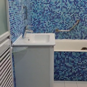 中西区皇后大道西带窗单间5A-A，仅限女生，港大步行500米，地铁站步行270米，巴士站1分即达，周边生活配套齐全吃饭出行都方便