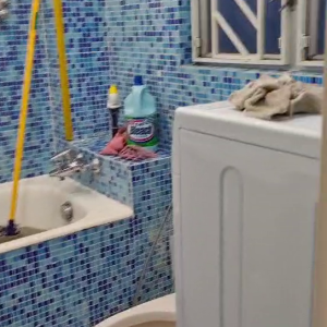 中西区皇后大道西带窗单间5A-A，仅限女生，港大步行500米，地铁站步行270米，巴士站1分即达，周边生活配套齐全吃饭出行都方便