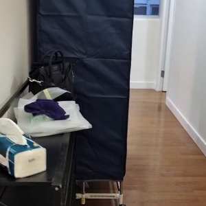 中西区皇后大道西带窗单间5A-A，仅限女生，港大步行500米，地铁站步行270米，巴士站1分即达，周边生活配套齐全吃饭出行都方便