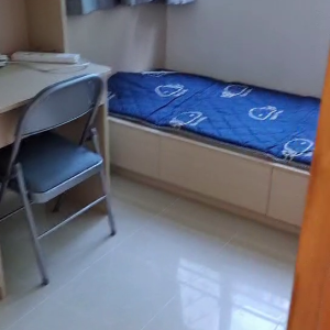 中西区皇后大道西带窗单间5B-A，港大步行500米，地铁站步行270米，巴士站1分即达，周边生活配套齐全吃饭出行都方便