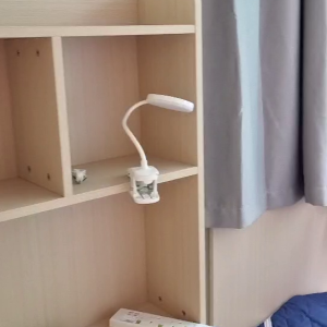 中西区皇后大道西带窗单间5B-A，港大步行500米，地铁站步行270米，巴士站1分即达，周边生活配套齐全吃饭出行都方便