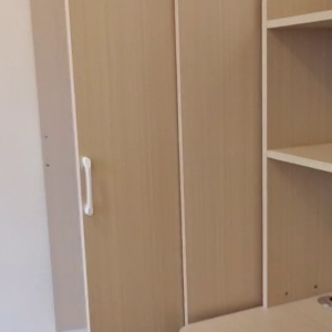 中西区皇后大道西带窗单间5B-B，港大步行500米，地铁站步行270米，巴士站1分即达，周边生活配套齐全吃饭出行都方便