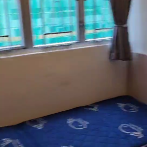 中西区皇后大道西带窗单间5B-B，港大步行500米，地铁站步行270米，巴士站1分即达，周边生活配套齐全吃饭出行都方便