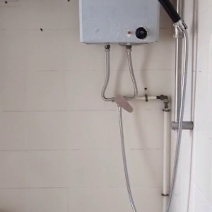 中西区皇后大道西带窗单间5B-B，港大步行500米，地铁站步行270米，巴士站1分即达，周边生活配套齐全吃饭出行都方便