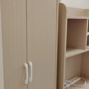 中西区皇后大道西带窗单间5B-C，港大步行500米，地铁站步行270米，巴士站1分即达，周边生活配套齐全吃饭出行都方便