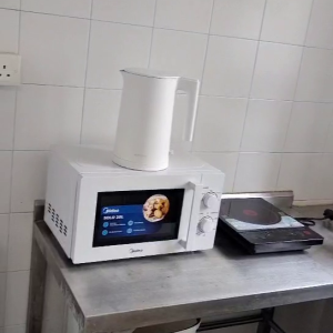 中西区皇后大道西带窗单间5B-C，港大步行500米，地铁站步行270米，巴士站1分即达，周边生活配套齐全吃饭出行都方便