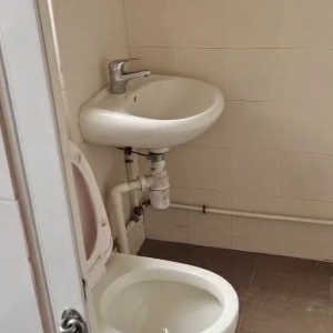 中西区皇后大道西带窗单间5B-C，港大步行500米，地铁站步行270米，巴士站1分即达，周边生活配套齐全吃饭出行都方便