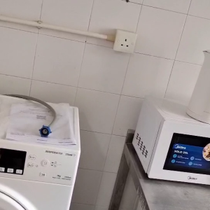 中西区皇后大道西带窗单间5B-C，港大步行500米，地铁站步行270米，巴士站1分即达，周边生活配套齐全吃饭出行都方便