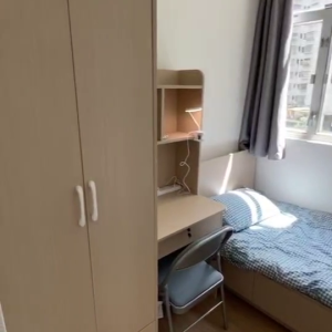 中西区皇后大道西带窗单间5C-A，仅限男生，港大步行500米，地铁站步行270米，巴士站1分即达，周边生活配套齐全吃饭出行都方便