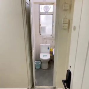 中西区皇后大道西带窗单间5C-A，仅限男生，港大步行500米，地铁站步行270米，巴士站1分即达，周边生活配套齐全吃饭出行都方便